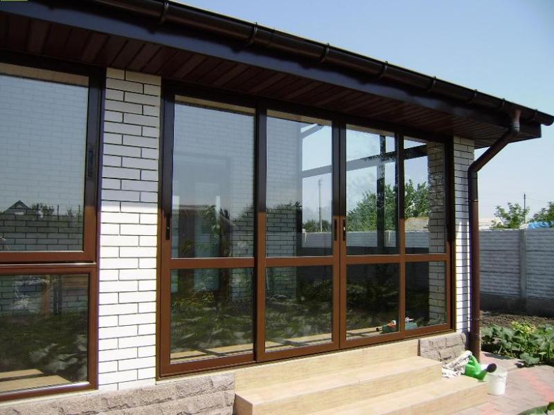 Коричневые окна и двери VEKA для загородгного дома или коттеджа
