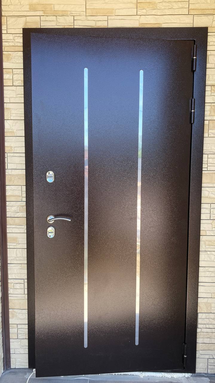 Установка входной двери в дом Сателс